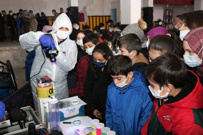 Öğrenciler, Jandarma İle Birlikte Müzeyi Gezdi