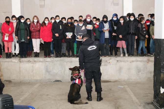 Öğrenciler, Jandarma İle Birlikte Müzeyi Gezdi