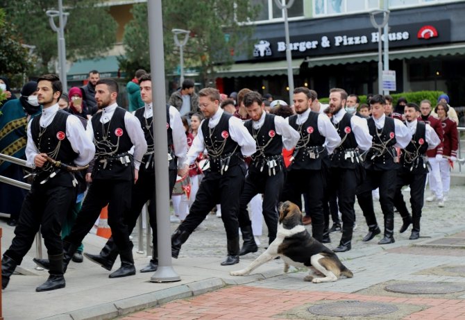 Kemençe Sesini Duyan Köpek Horon Ekibinin Peşine Takıldı