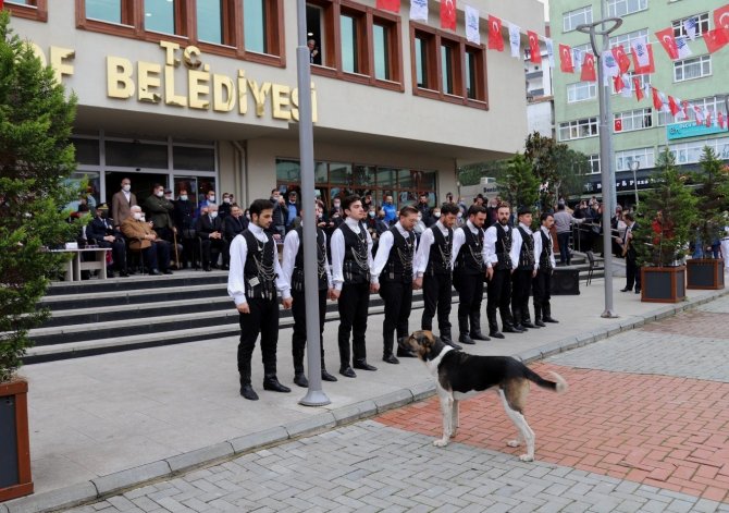 Kemençe Sesini Duyan Köpek Horon Ekibinin Peşine Takıldı