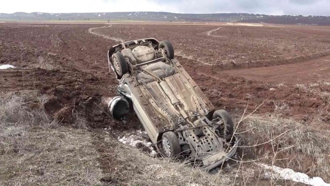 Takla Atan Otomobil Şarampole Devrildi: Köy Muhtarı Ölümden Döndü
