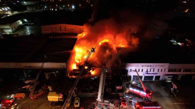 Kocaeli’de Bir İş Yerinde Yangın Çıktı, Ekiplerin Alevlere Müdahalesi Sürüyor