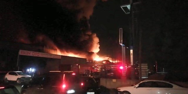 Kocaeli’de Bir İş Yerinde Yangın Çıktı, Ekiplerin Alevlere Müdahalesi Sürüyor