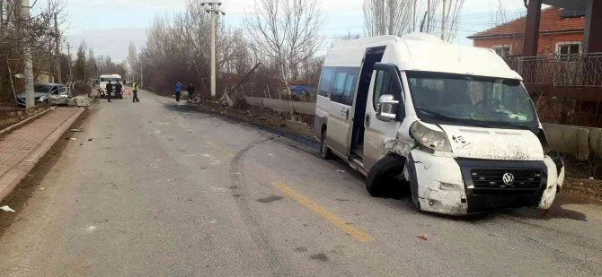 Konya’da Öğrenci Servisi İle Otomobil Çarpıştı: 14 Yaralı