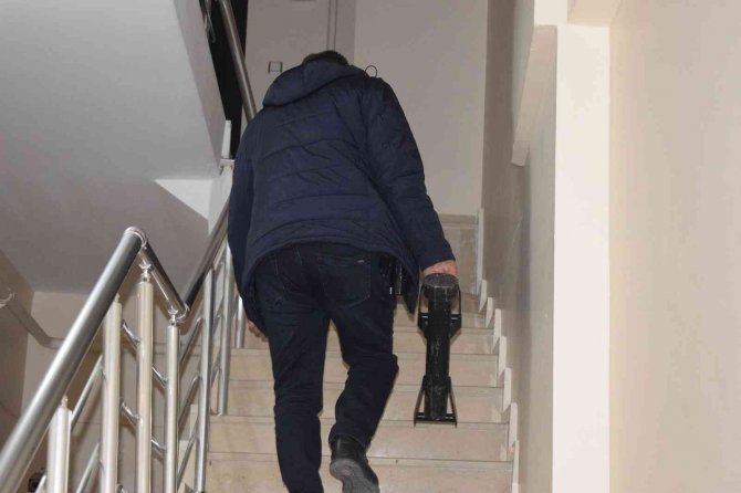 "Evi Yakacağım" Diyerek Kendini Odaya Kilitleyen Genç Polisi Alarma Geçirdi