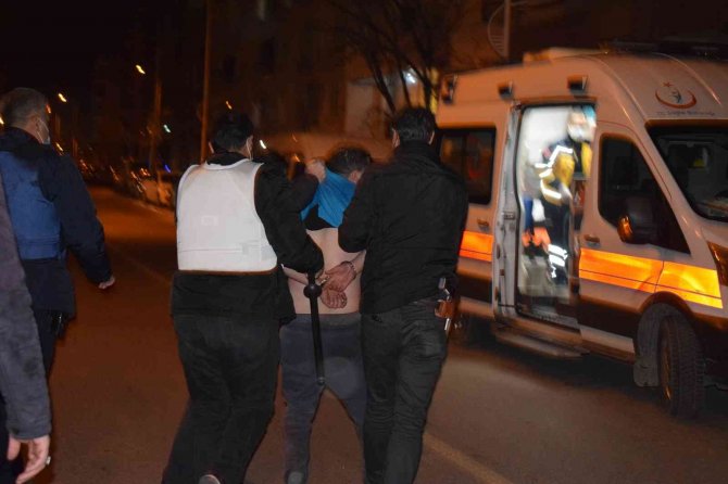 "Evi Yakacağım" Diyerek Kendini Odaya Kilitleyen Genç Polisi Alarma Geçirdi