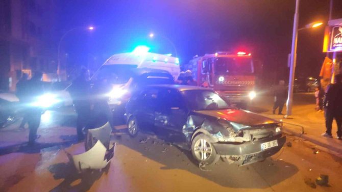 İ̇ki Otomobil Çarpıştı: 1 Yaralı