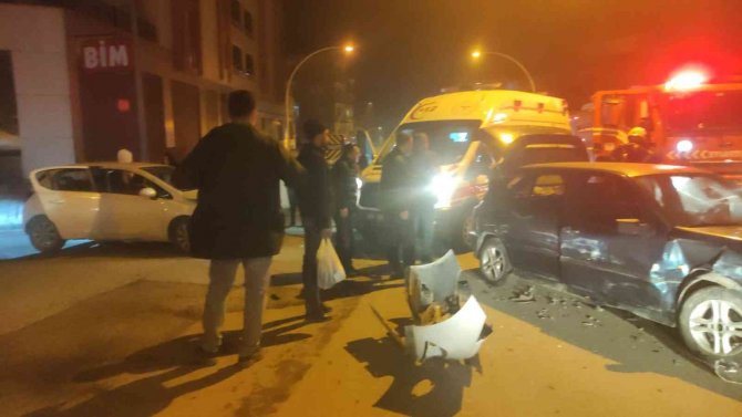 İ̇ki Otomobil Çarpıştı: 1 Yaralı