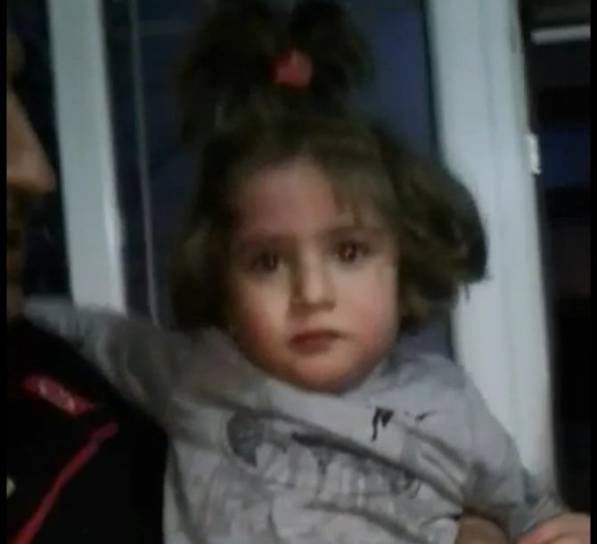 Oyun Sırasında Parmağı Parmaklıklara Sıkışan Küçük Kızın Yardımına İtfaiye Koştu