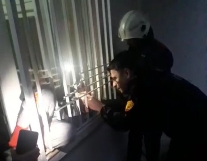 Oyun Sırasında Parmağı Parmaklıklara Sıkışan Küçük Kızın Yardımına İtfaiye Koştu