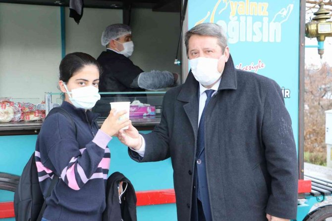 Büyükşehirden Üniversite Öğrencilerine Çorba İkramı