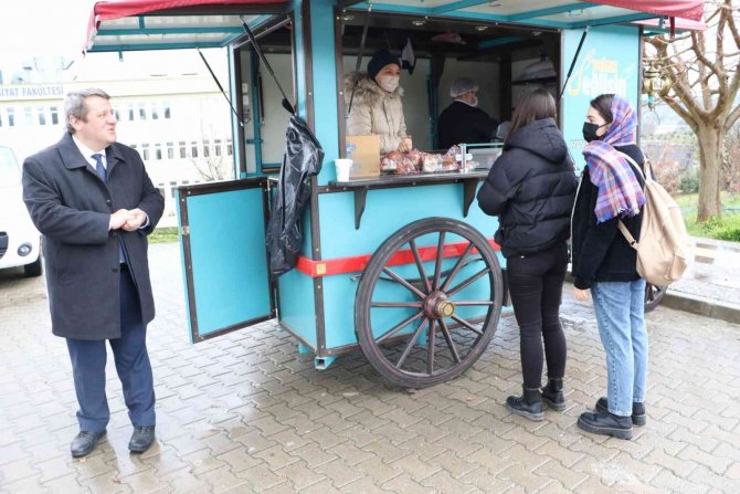 Büyükşehirden Üniversite Öğrencilerine Çorba İkramı