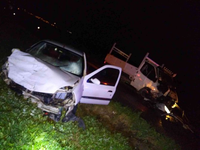 Otomobil İle Kamyonet Kafa Kafaya Çarpıştı: 1 Yaralı