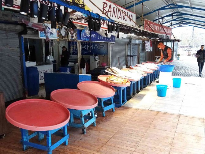 Fırtına Balık Tezgahlarına Esti