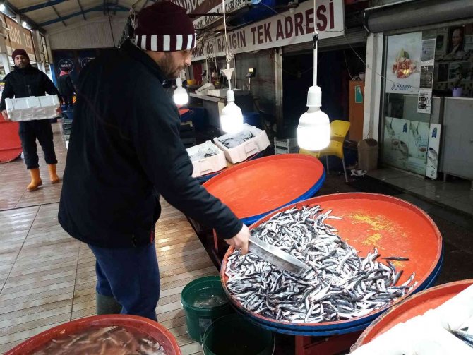 Fırtına Balık Tezgahlarına Esti