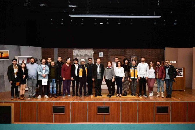 Kırşehir Şehir Tiyatrosu, ‘9 Canlı’ Oyunu İle Mersinlilerle Buluştu