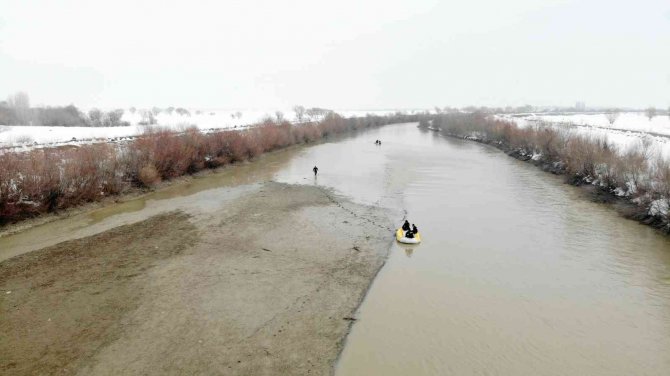 Karasu Nehri’ne Düşen Yağmur’u Arama Çalışmalarına Ara Verildi