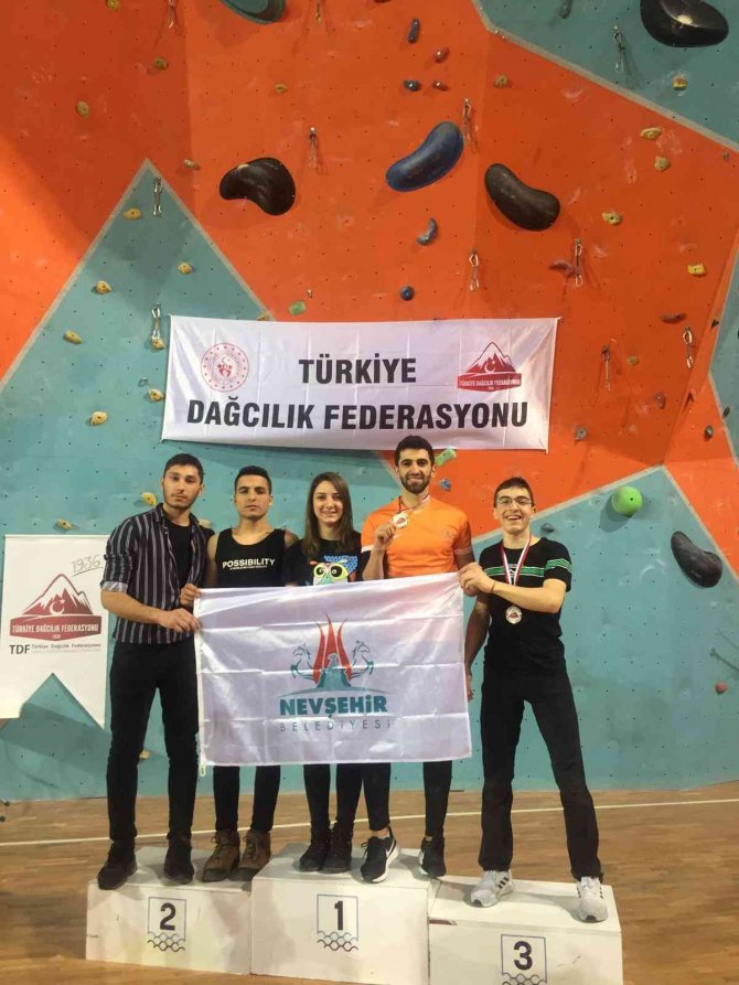 Genç Sporcular Madalyalar İle Döndü