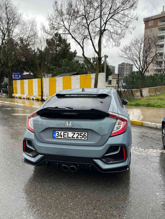 Pendik’te Makas Atarak Trafiği Tehlikeye Sokan Şüpheliye 2 Bin 678 Tl Ceza