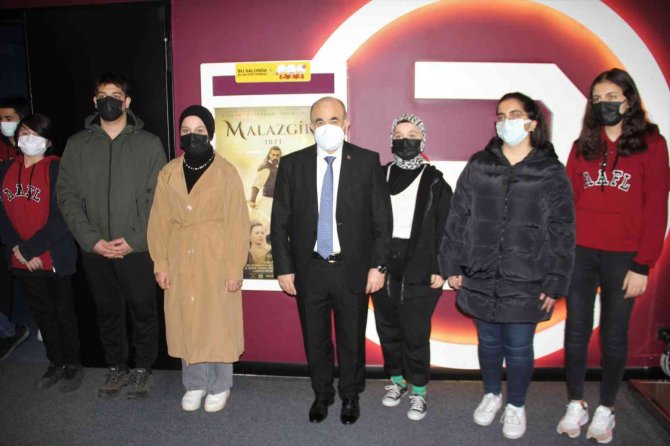 Vali Ve Öğrenciler ’Malazgirt 1071’ Filmini İzledi
