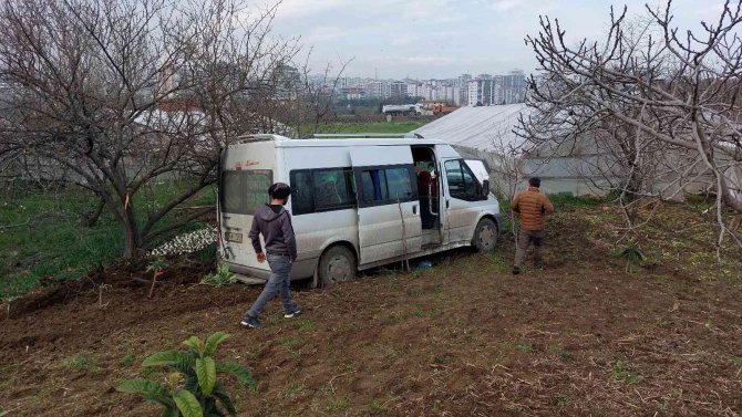 Freni Tutmayan Okul Servisi Tarlaya Girdi: 5 Öğrenci Yaralı