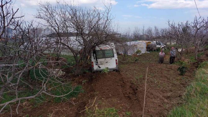 Freni Tutmayan Okul Servisi Tarlaya Girdi: 5 Öğrenci Yaralı
