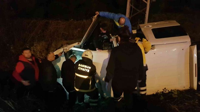 Hafif Ticari Araç Şarampole Devrildi: 1 Yaralı