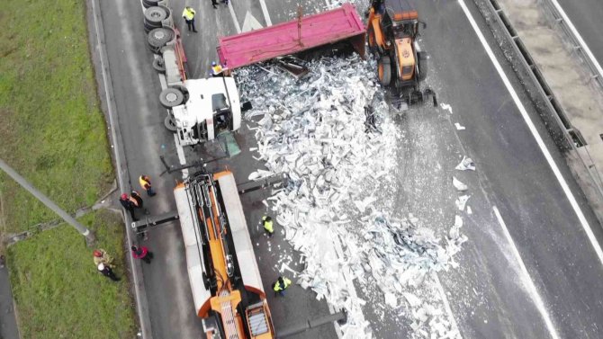 Sancaktepe Tem’de Sac Yüklü Tır Devrildi, Otoyol Trafiğe Kapandı