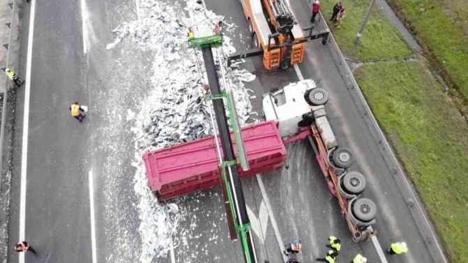 Sancaktepe Tem’de Sac Yüklü Tır Devrildi, Otoyol Trafiğe Kapandı