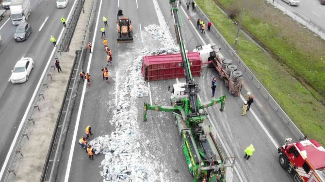 Sancaktepe Tem’de Sac Yüklü Tır Devrildi, Otoyol Trafiğe Kapandı