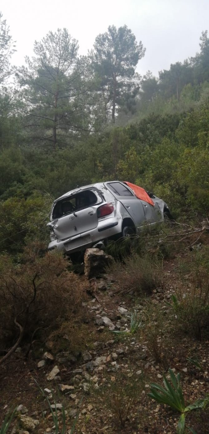 Şarampole Devrilen Otomobildeki 3 Sağlık Çalışanı Yaralandı