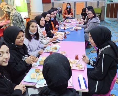 Simav Kur’an Kursu Öğreticileri, İ̇hl Kız Öğrencilerini Misafir Etti
