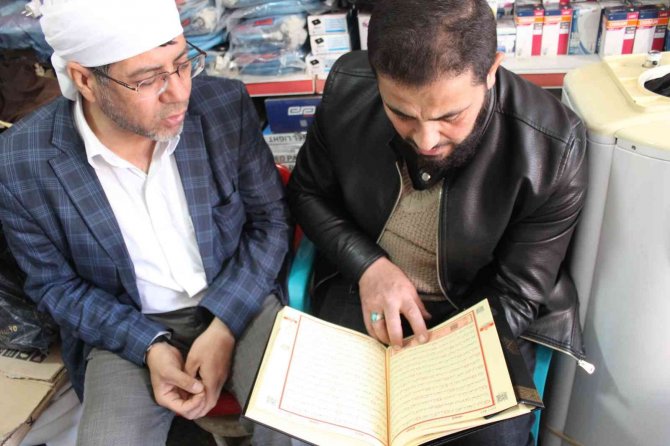 Gönüllüler Cizre’de Esnafı Ziyaret Ederek Kur’an’ı Kerim Öğretiyor