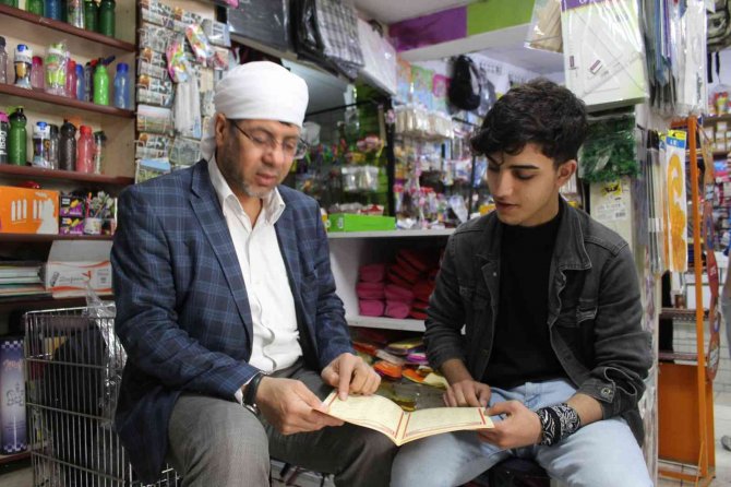 Gönüllüler Cizre’de Esnafı Ziyaret Ederek Kur’an’ı Kerim Öğretiyor