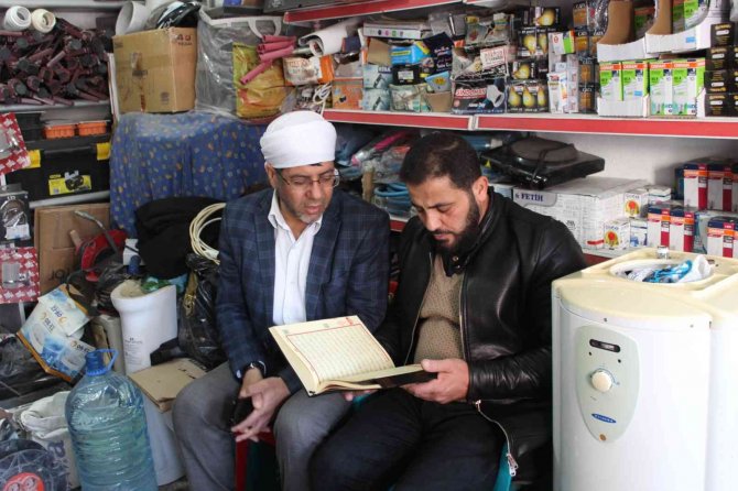 Gönüllüler Cizre’de Esnafı Ziyaret Ederek Kur’an’ı Kerim Öğretiyor