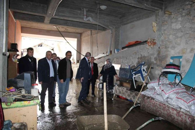 Başkan Şahiner, Eşme Köyünde İncelemelerde Bulundu