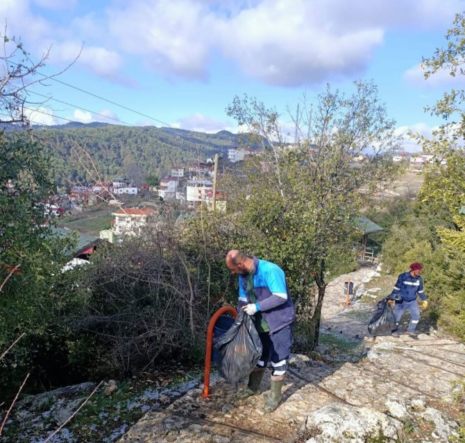 Toroslar Belediyesi, Piknik Alanlarını Temizliyor