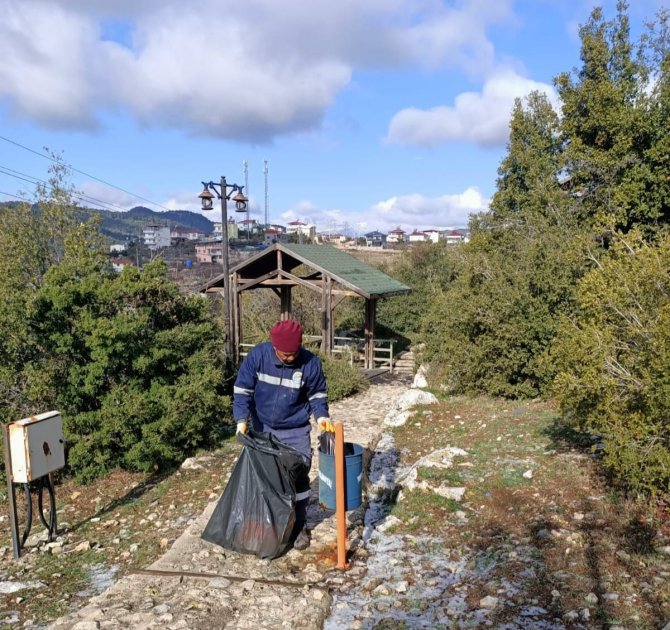 Toroslar Belediyesi, Piknik Alanlarını Temizliyor