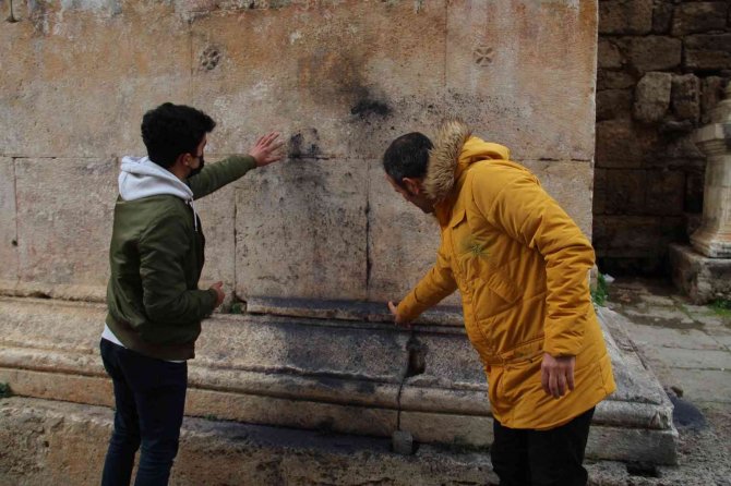 Bin 892 Yıllık Tarihi Yapıya Kuru Boya Döktüler