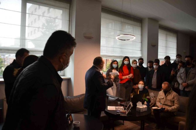 Ukrayna’daki Türk Vatandaşları, Varşova Büyükelçiliği Ve İş Adamları Tarafından Karşılandı