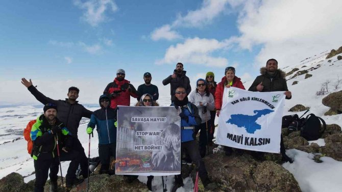3 Bin Rakımlı Esrük Dağı Zirvesinde "Savaşa Hayır" Çağrısı