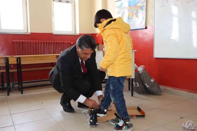 Vedaş’tan Öğrencilere ‘Her Mevsim Tebessüm’ Hediyesi