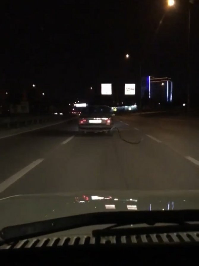 Yakıt Pompasını Koparıp Trafikte Giden Otomobili Görenler Gözlerine İnanamadı