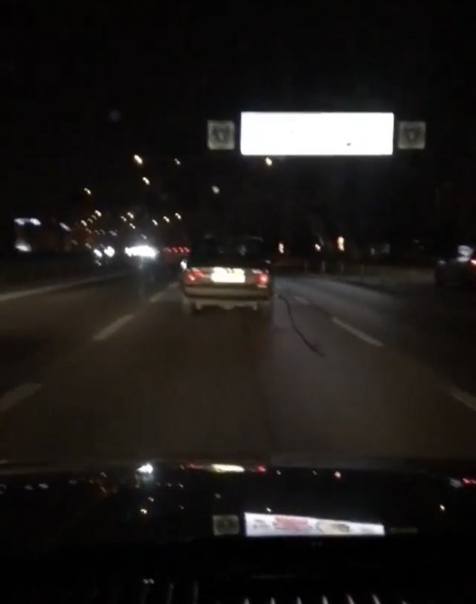 Yakıt Pompasını Koparıp Trafikte Giden Otomobili Görenler Gözlerine İnanamadı