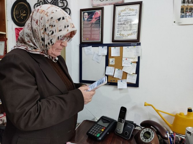 28 Şubat’ta Öğrencilerin Dükkanına Sığınarak Namaz Kıldığı Kadın O Anları Anlattı