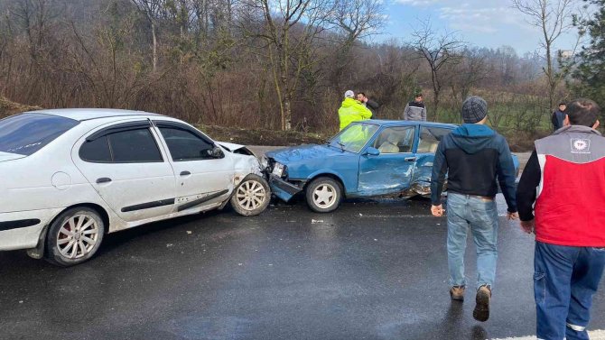 Aynı İstikamette Giden Otomobillerin Çarpışması Güvenlik Kamerasına Yansıdı