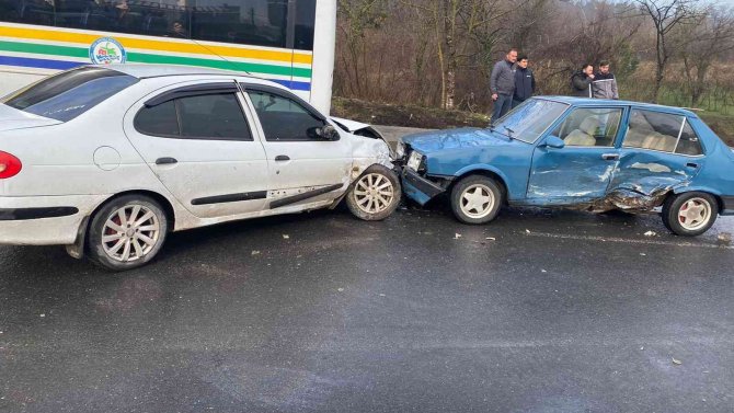 Aynı İstikamette Giden Otomobillerin Çarpışması Güvenlik Kamerasına Yansıdı