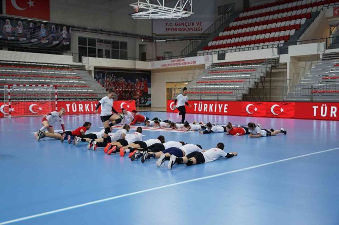 A Milli Kadın Hentbol Takımı, İ̇zlanda Maçı Hazırlıklarını Tamamladı