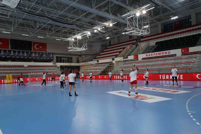 A Milli Kadın Hentbol Takımı, İ̇zlanda Maçı Hazırlıklarını Tamamladı