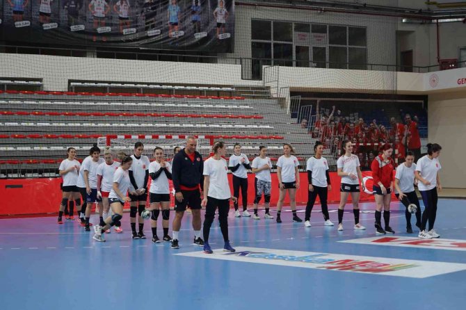 A Milli Kadın Hentbol Takımı, İ̇zlanda Maçı Hazırlıklarını Tamamladı